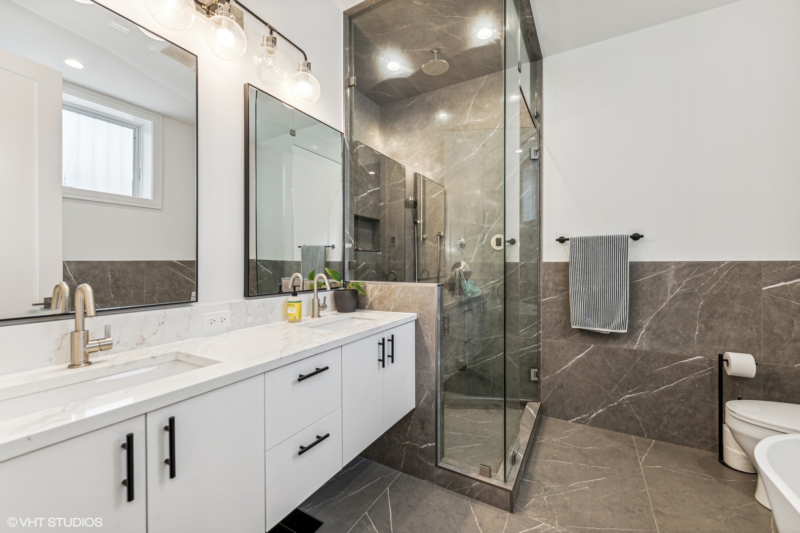 2140 W Evergreen Avenue Unit: 1R