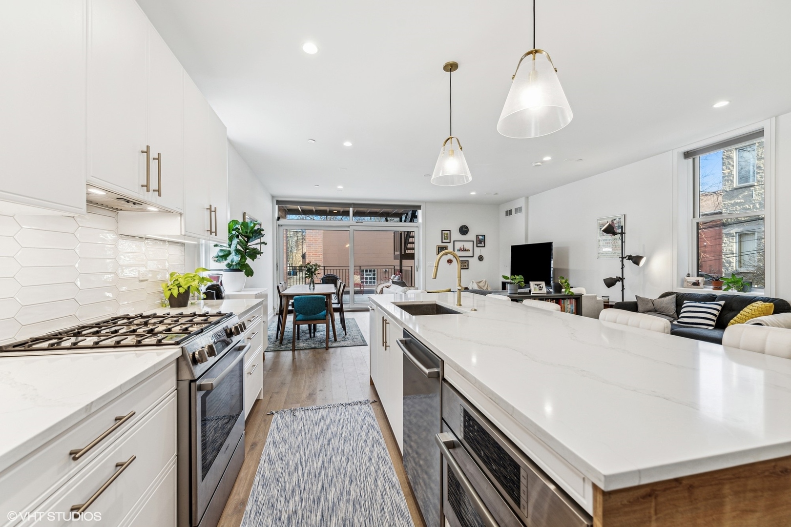 2140 W Evergreen Avenue Unit: 1R