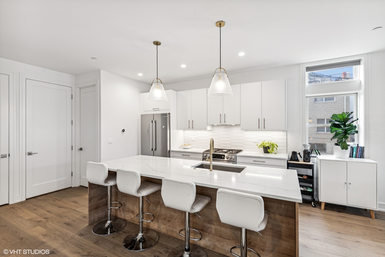 2140 W Evergreen Avenue Unit: 1R