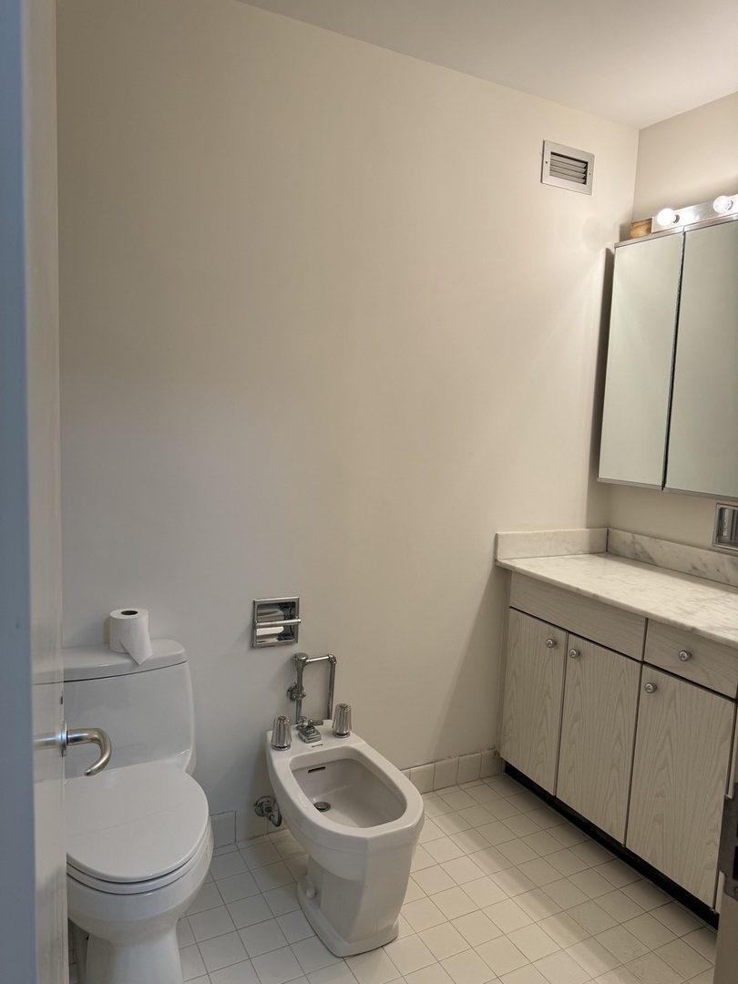 990 N LAKE SHORE Drive Unit: 22E