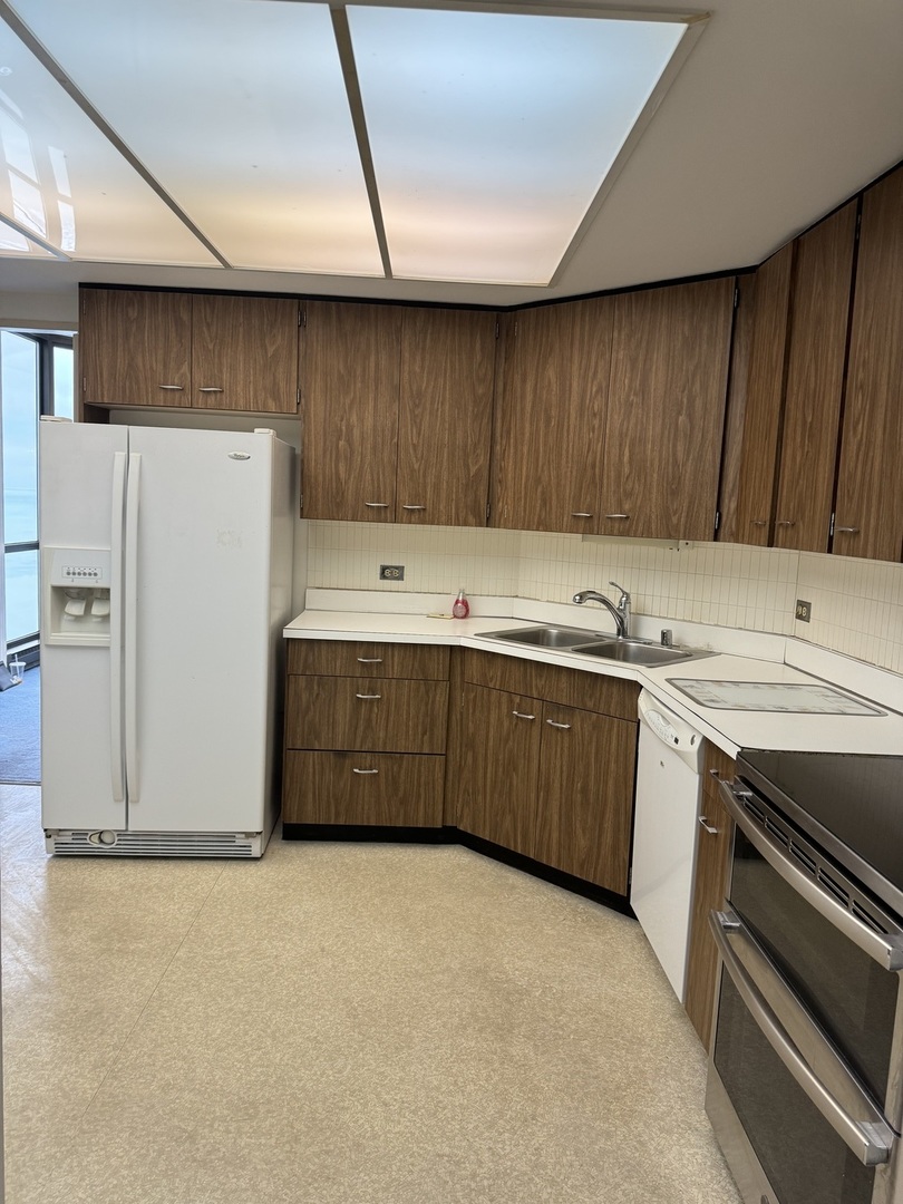 990 N LAKE SHORE Drive Unit: 22E