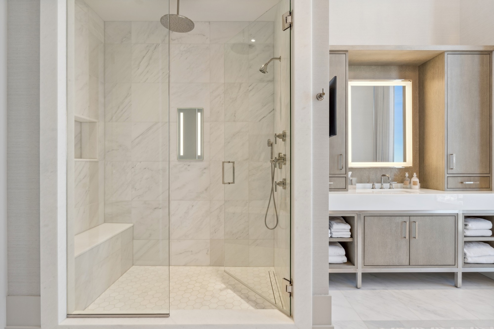 14 W Superior Street Unit: 6900