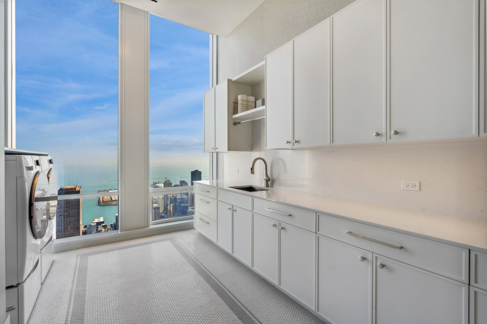 14 W Superior Street Unit: 6900