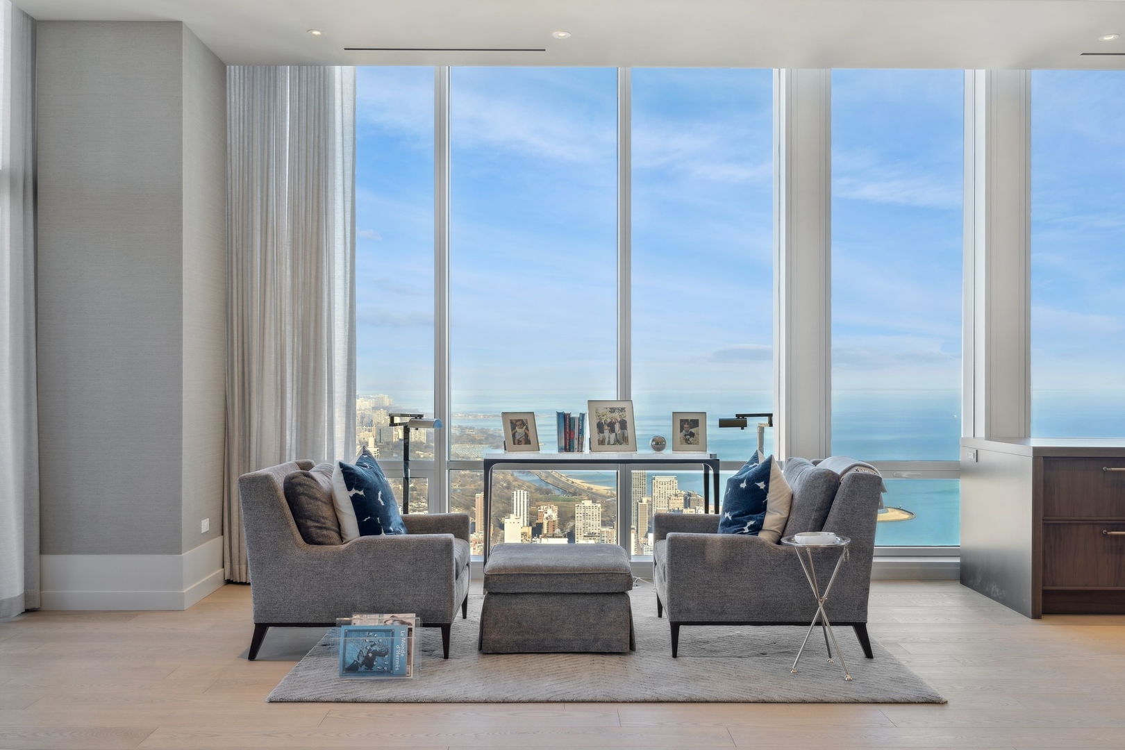 14 W Superior Street Unit: 6900