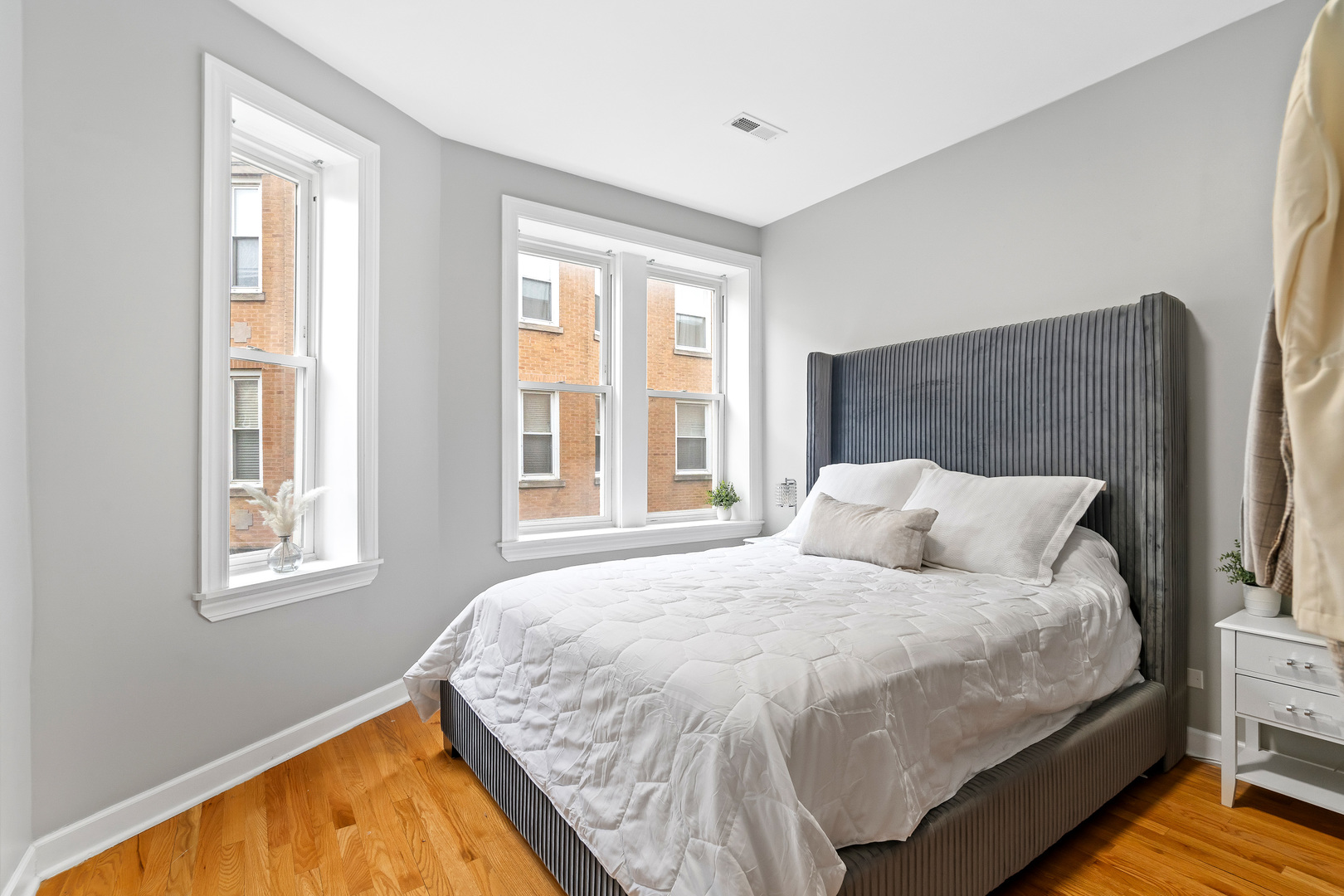 532 W Belmont Avenue Unit: 2N