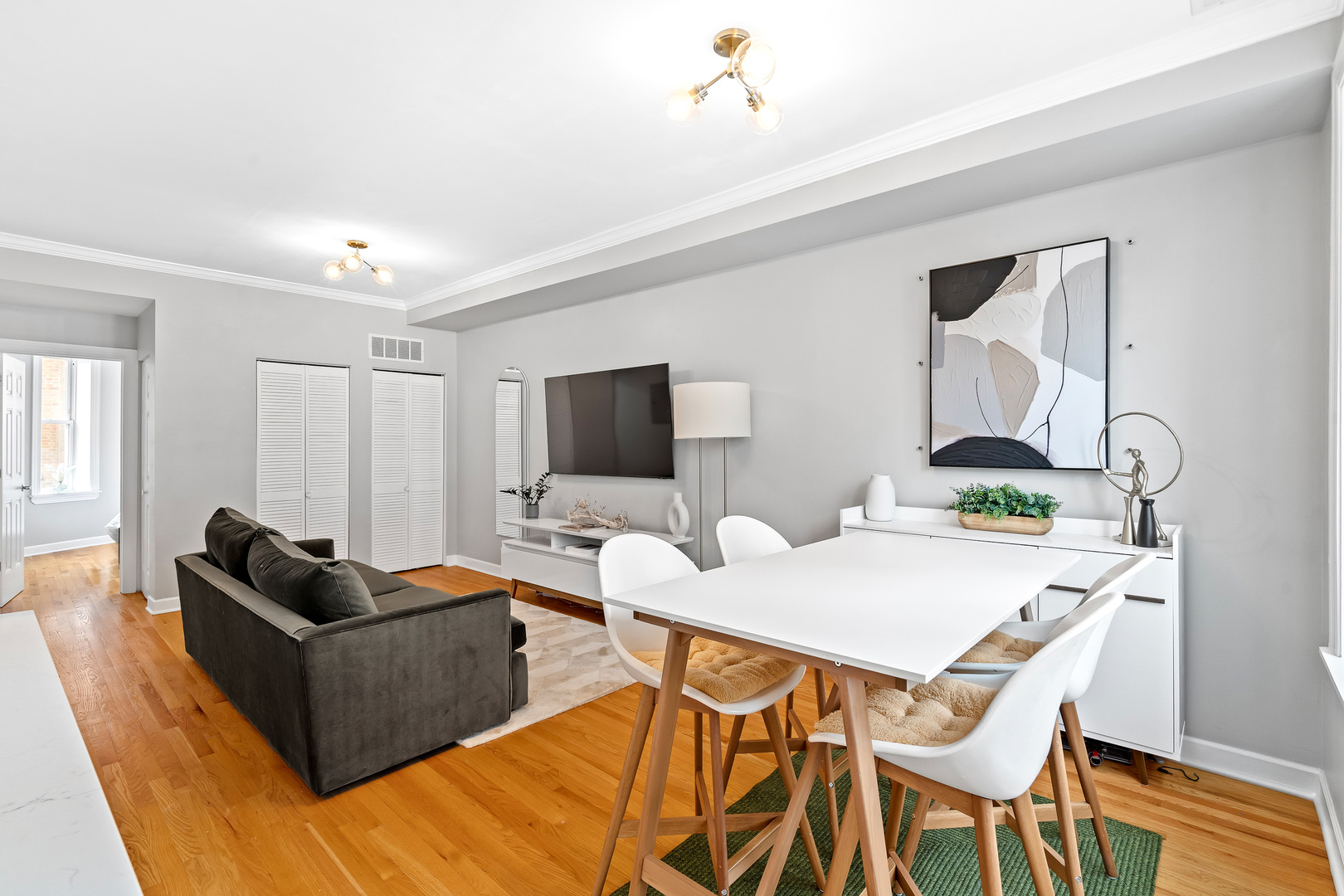 532 W Belmont Avenue Unit: 2N