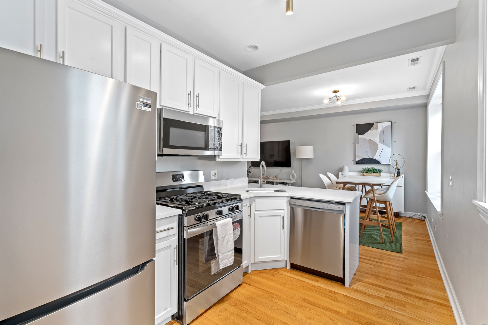 532 W Belmont Avenue Unit: 2N