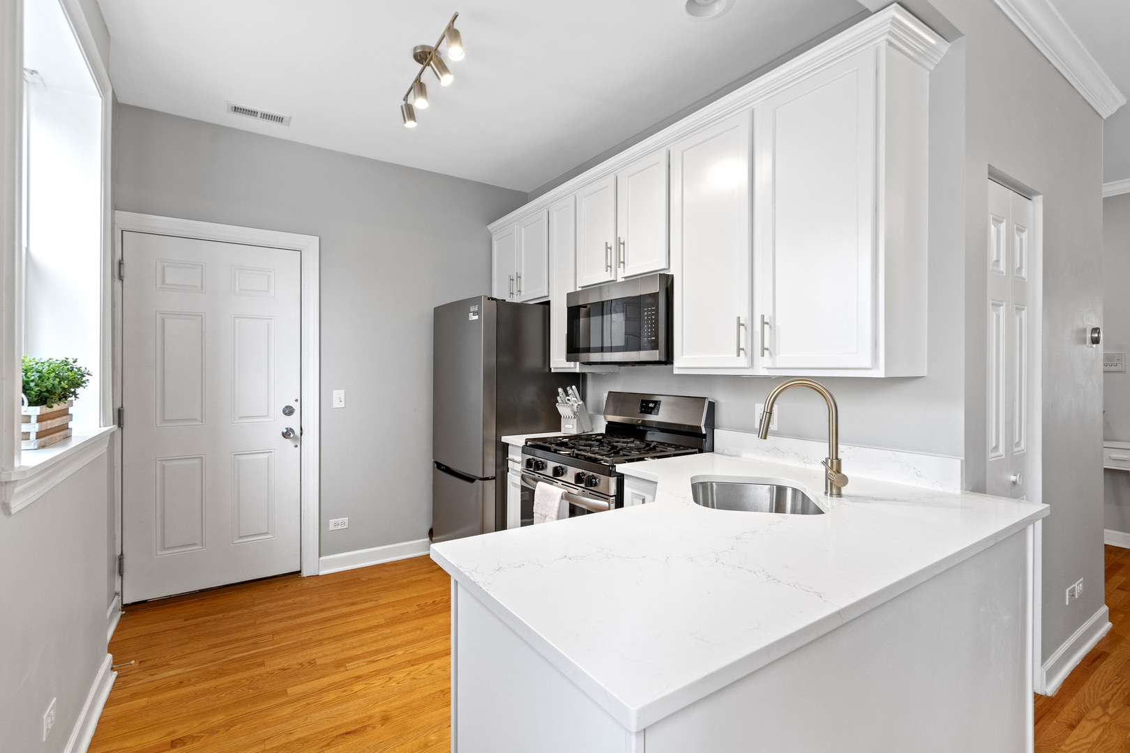 532 W Belmont Avenue Unit: 2N