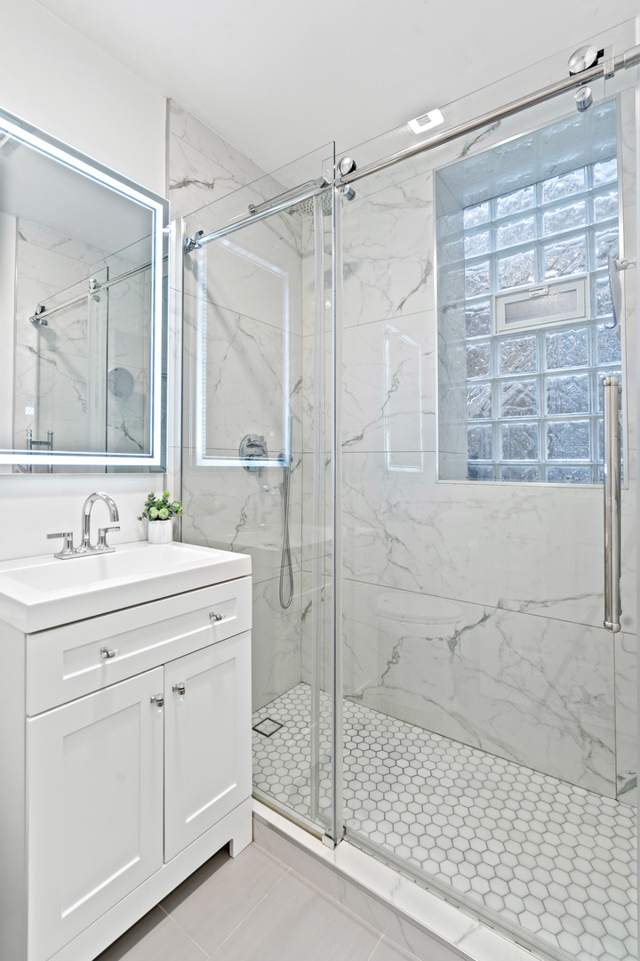 532 W Belmont Avenue Unit: 2N