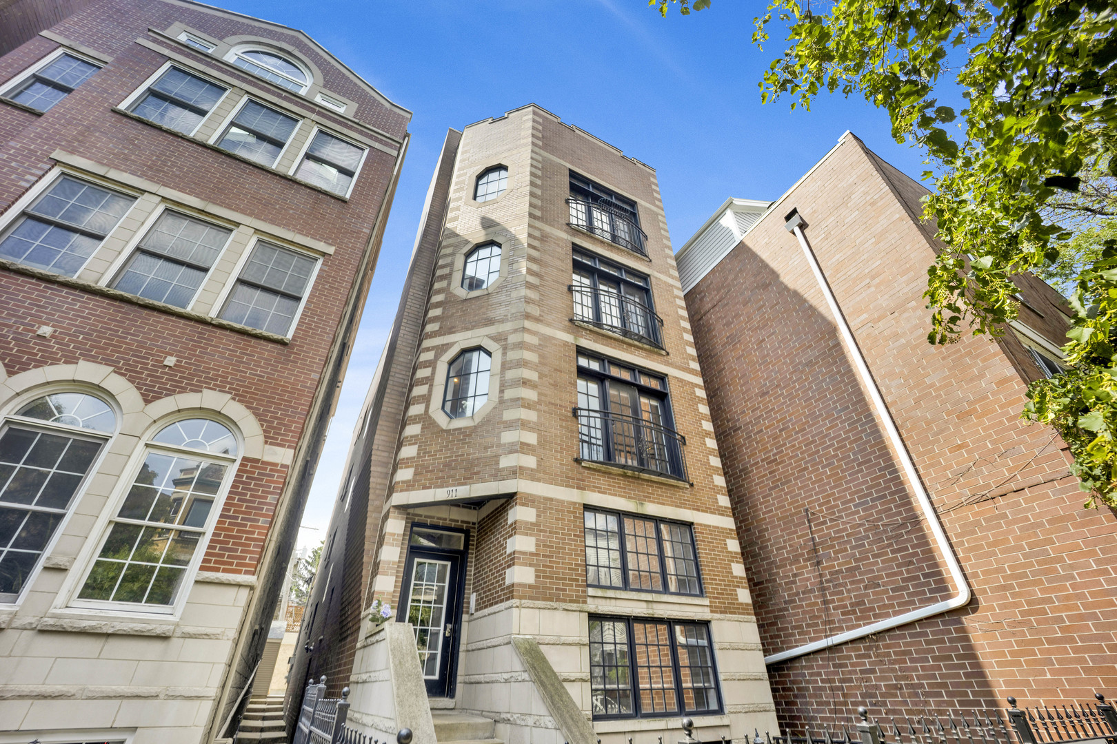 911 W Roscoe Street Unit: 4