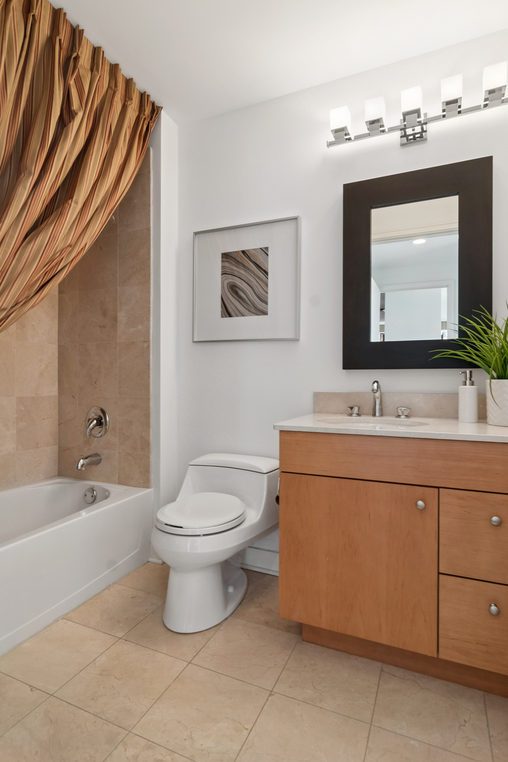 250 E PEARSON Street Unit: 2006