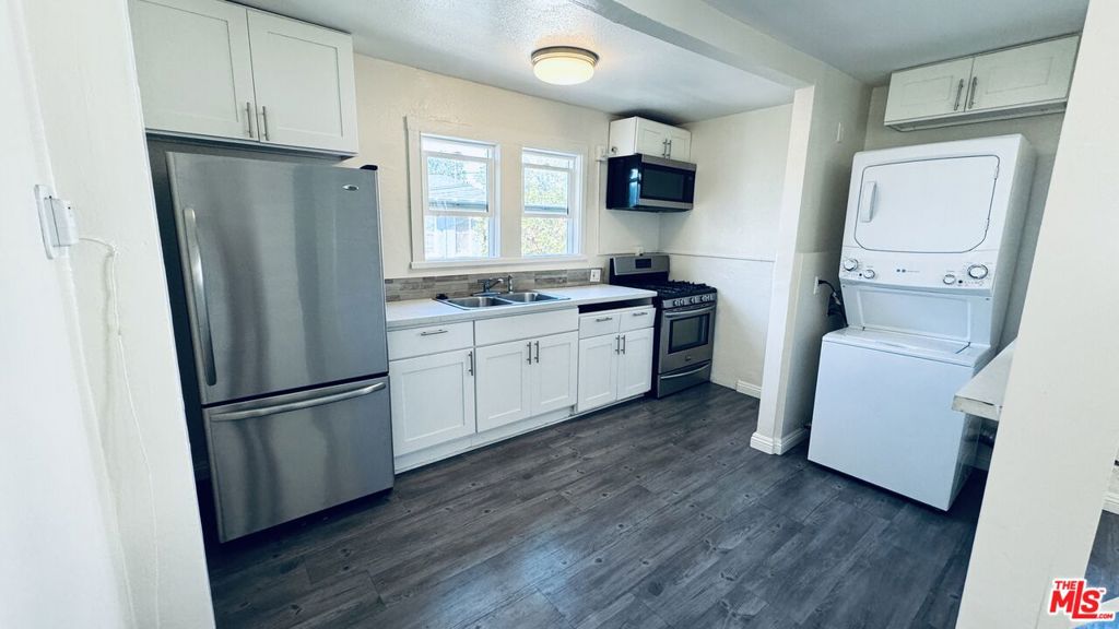 219 1/2 E 10th Street