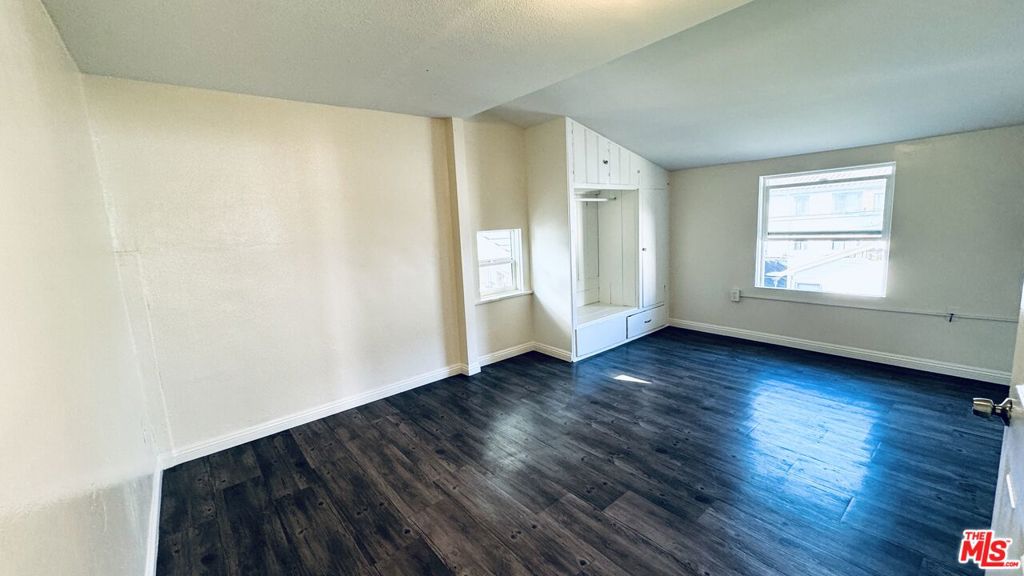 219 1/2 E 10th Street