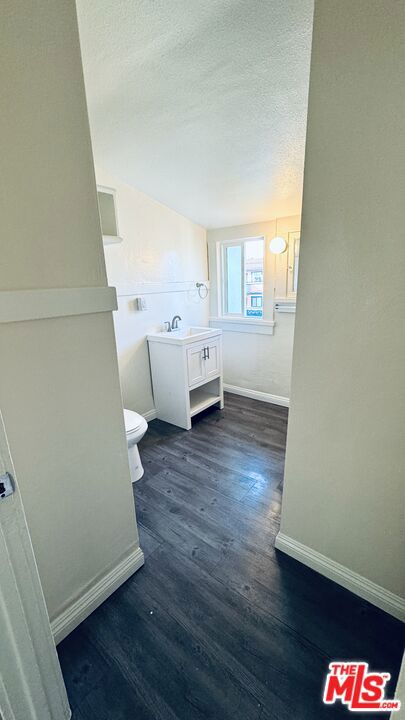 219 1/2 E 10th Street