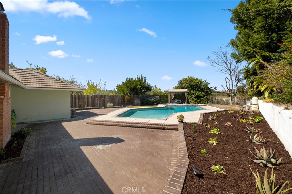 24291 Los Serranos Dr