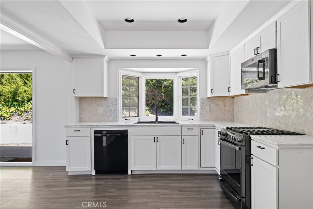 24291 Los Serranos Dr