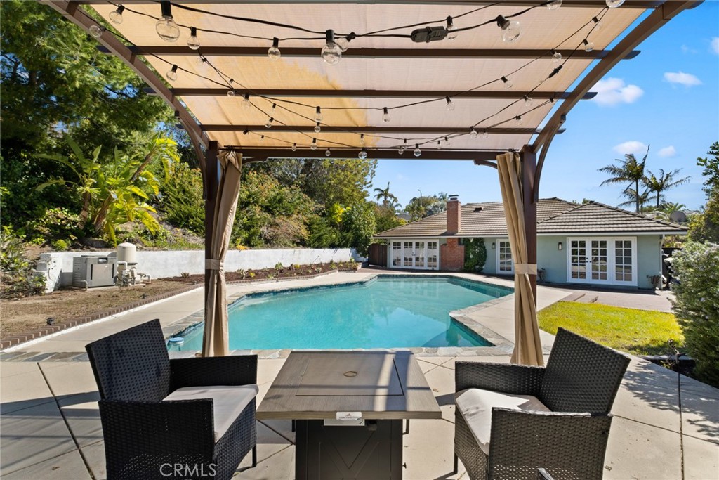 24291 Los Serranos Dr