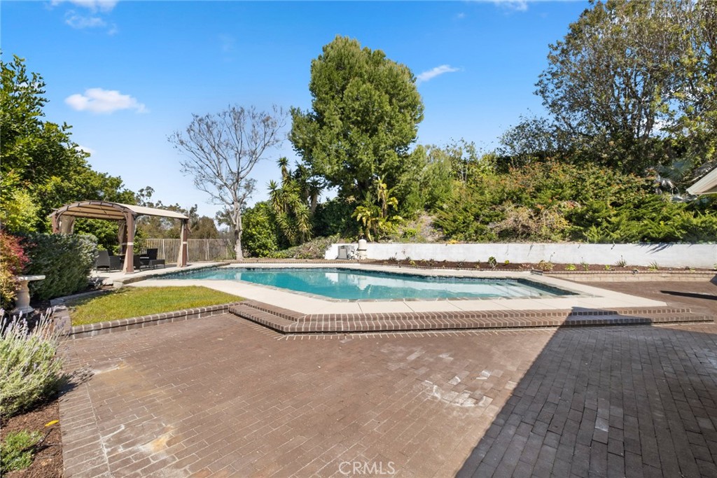 24291 Los Serranos Dr