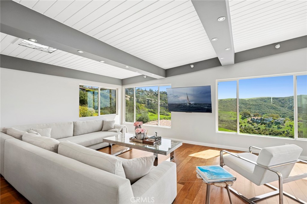 2085 Temple Hills Drive