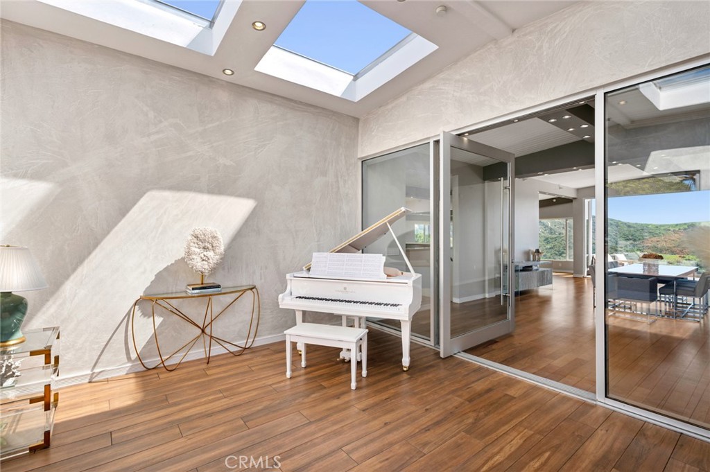 2085 Temple Hills Drive