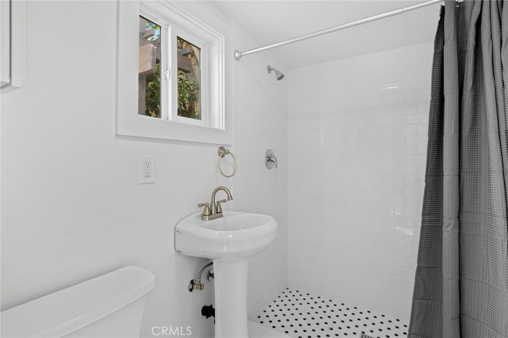 372 1/2 Jasmine Street