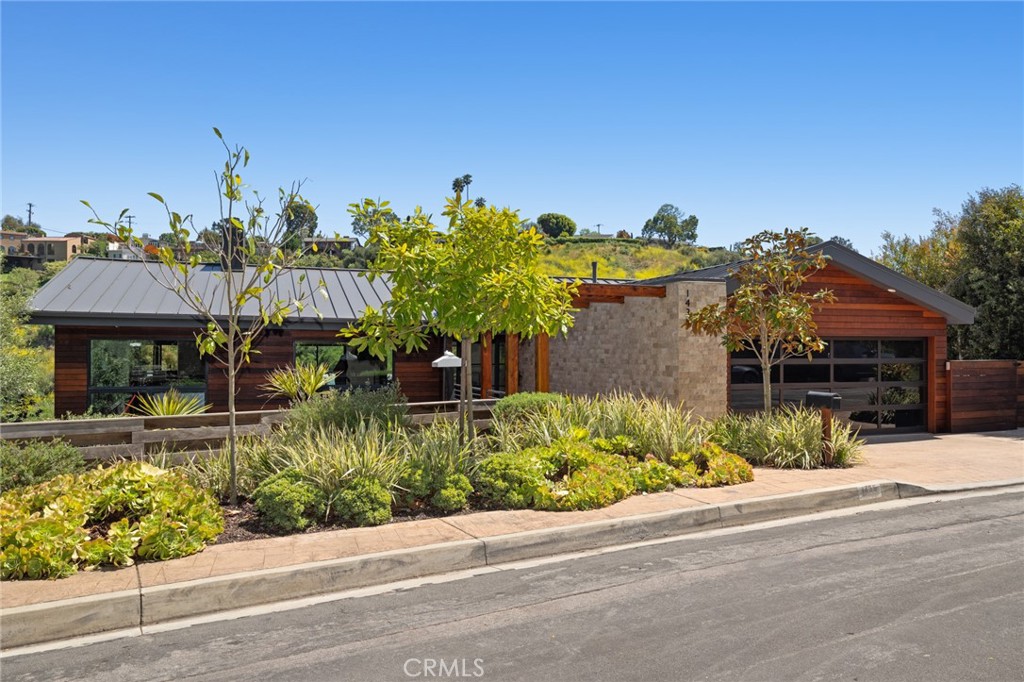 1435 Cerritos Drive