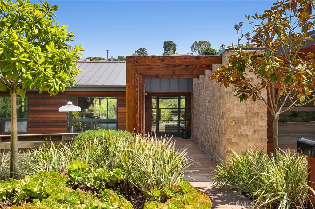 1435 Cerritos Drive