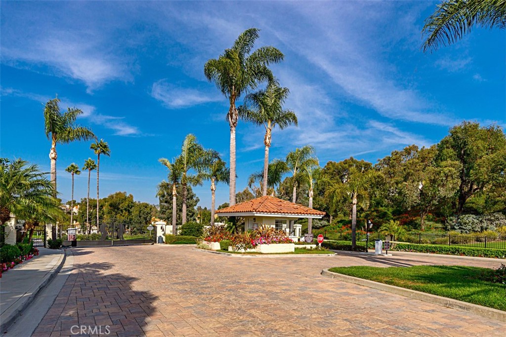 23 Los Monteros