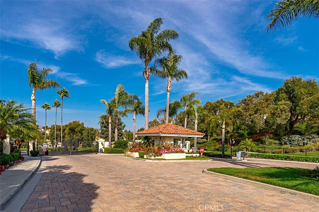 23 Los Monteros