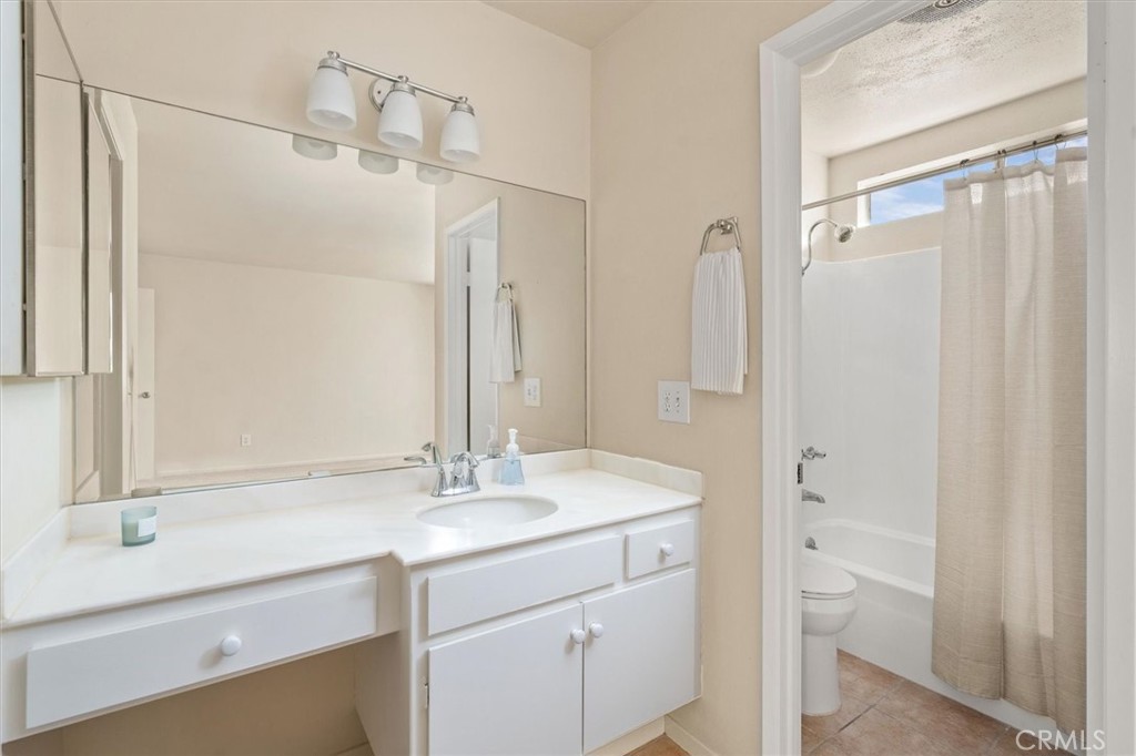 5461 Newcastle Avenue 8