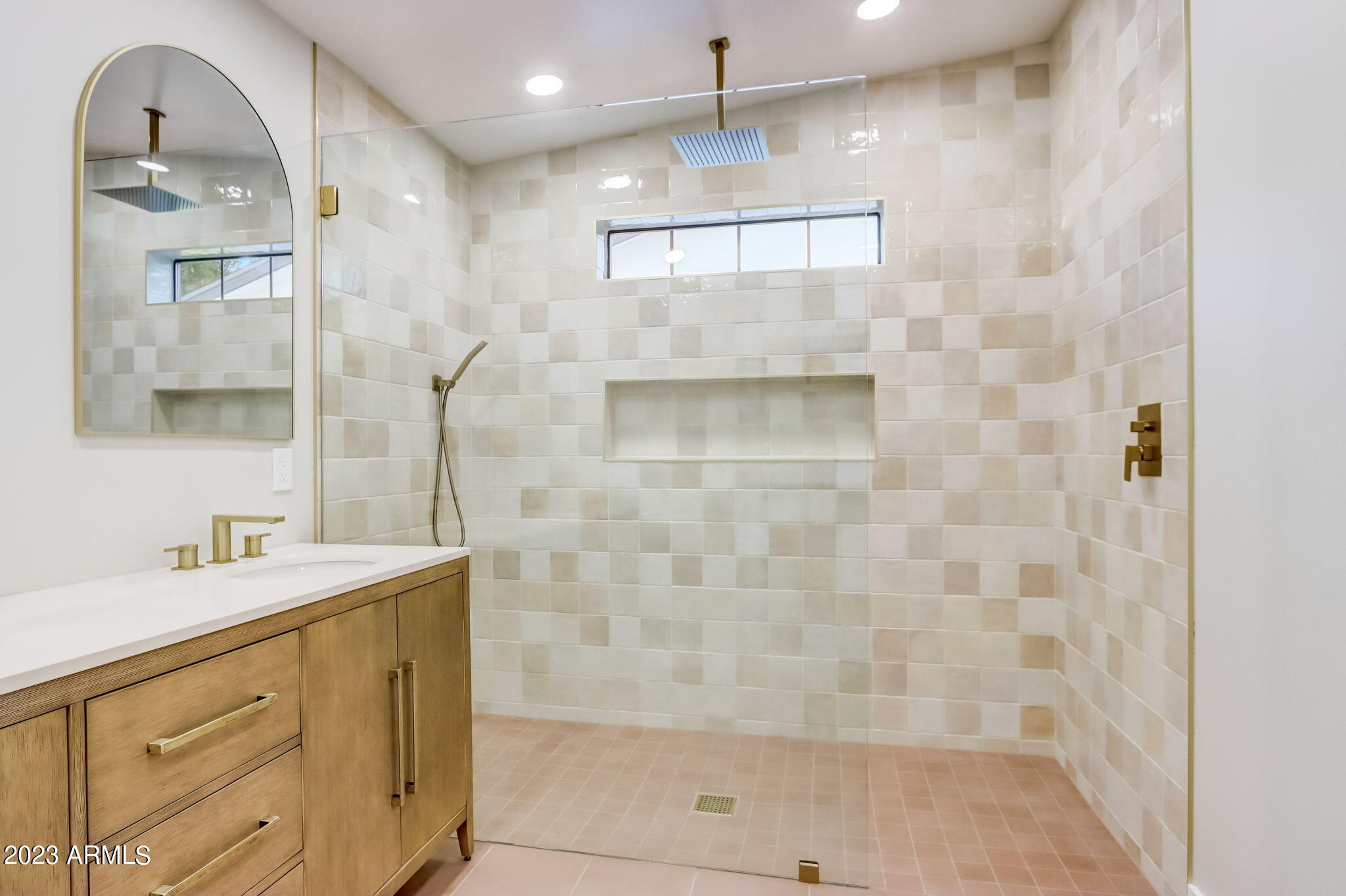 2447 N 39TH Place