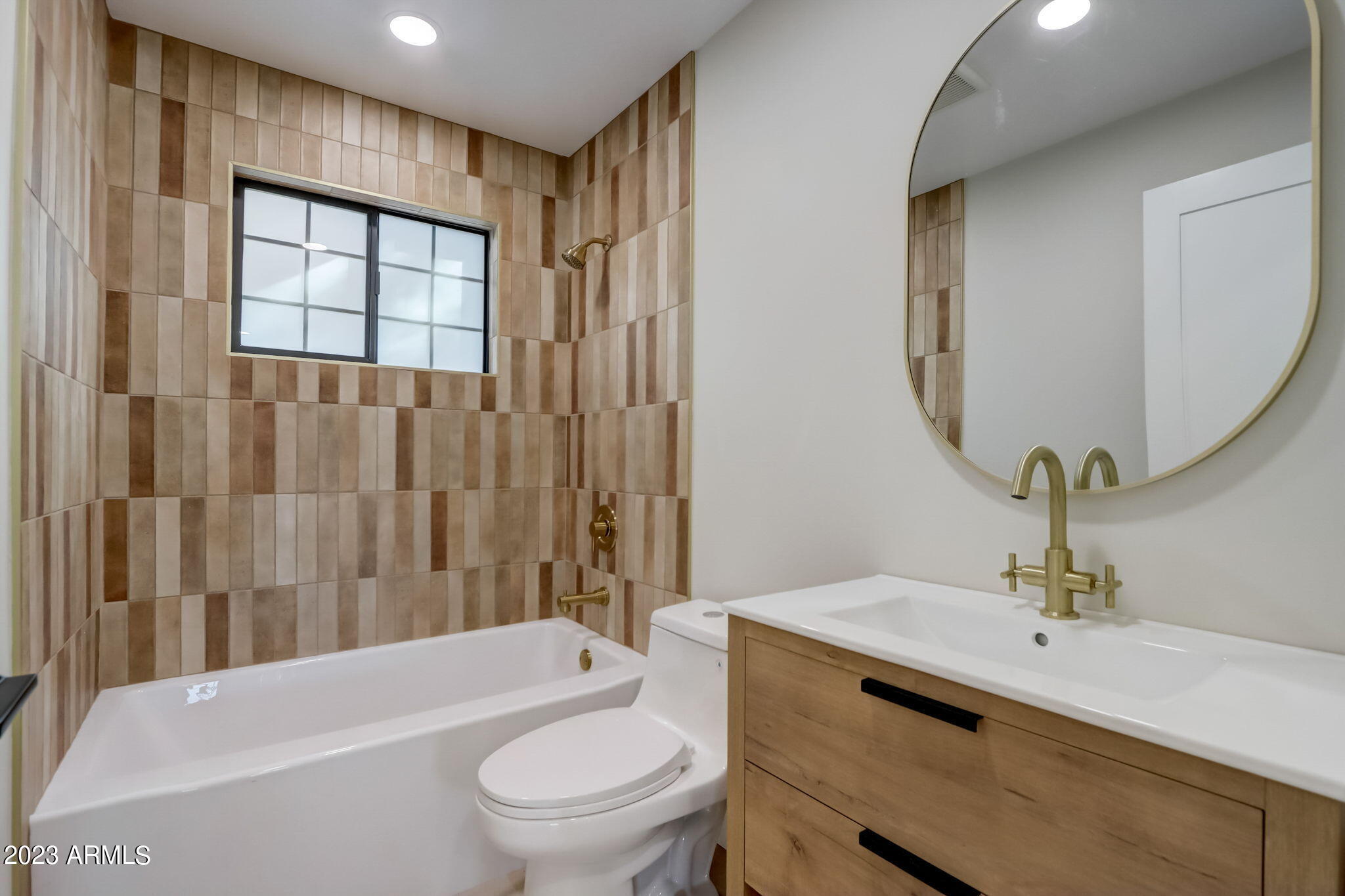 2447 N 39TH Place