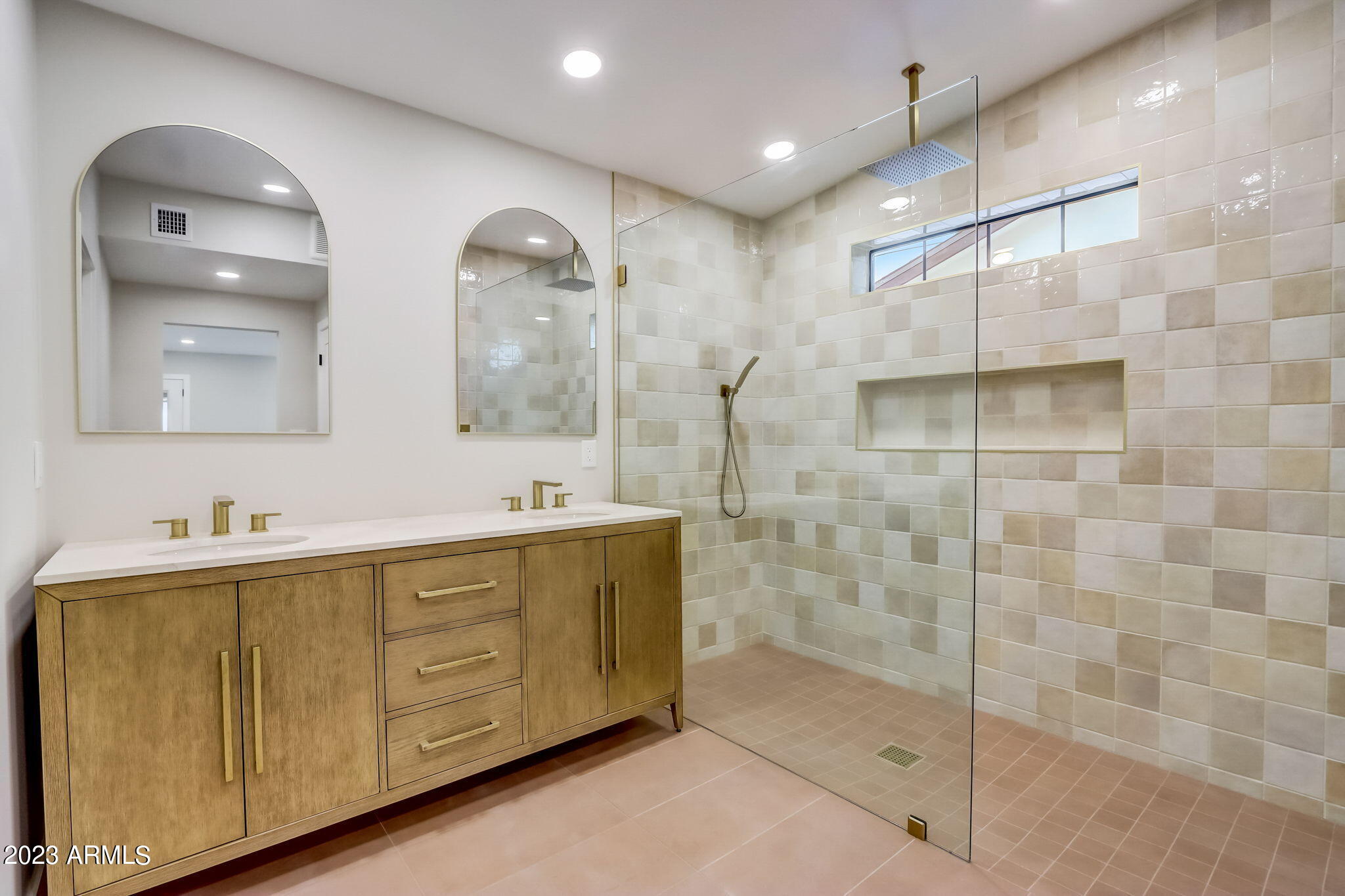 2447 N 39TH Place