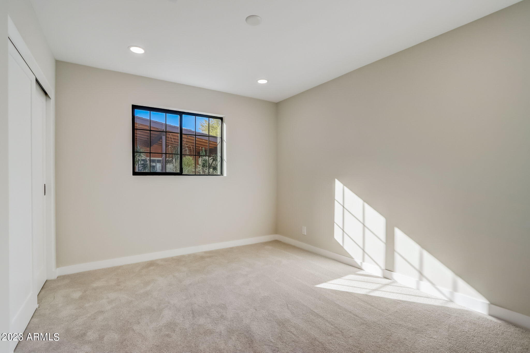 2447 N 39TH Place
