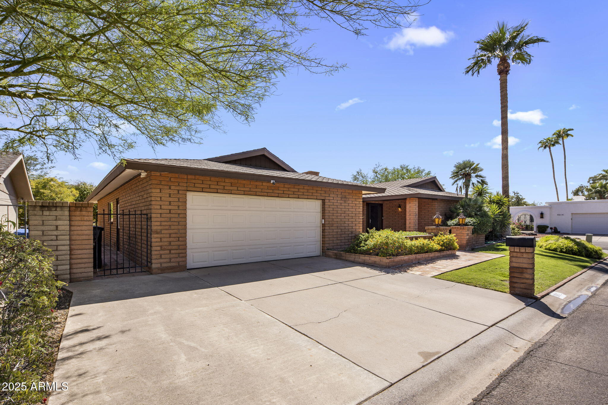 2901 E LAS ROCAS Drive