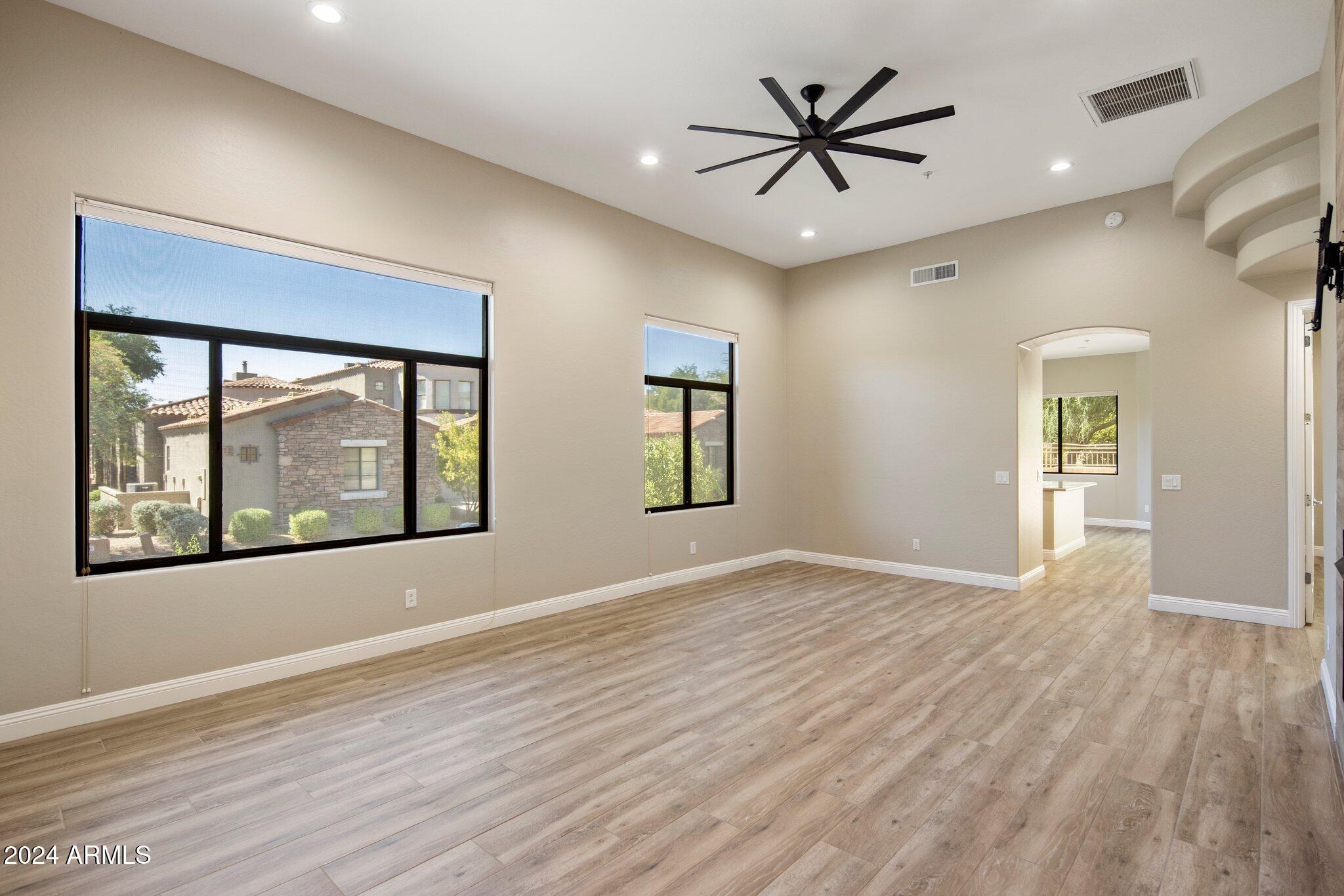 19550 N GRAYHAWK Drive 1084