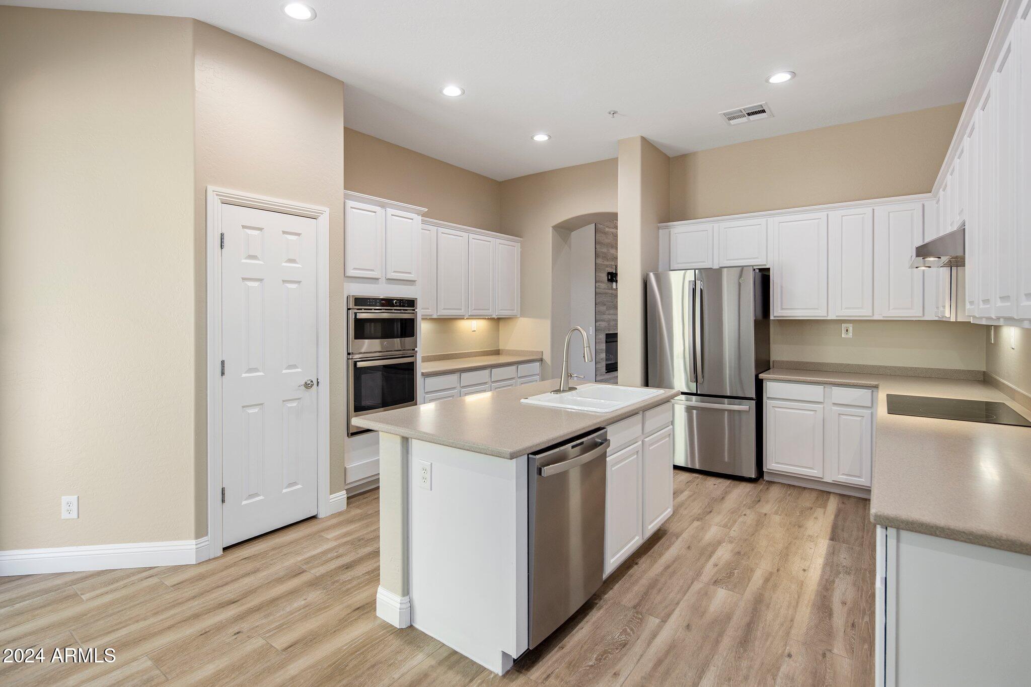 19550 N GRAYHAWK Drive 1084