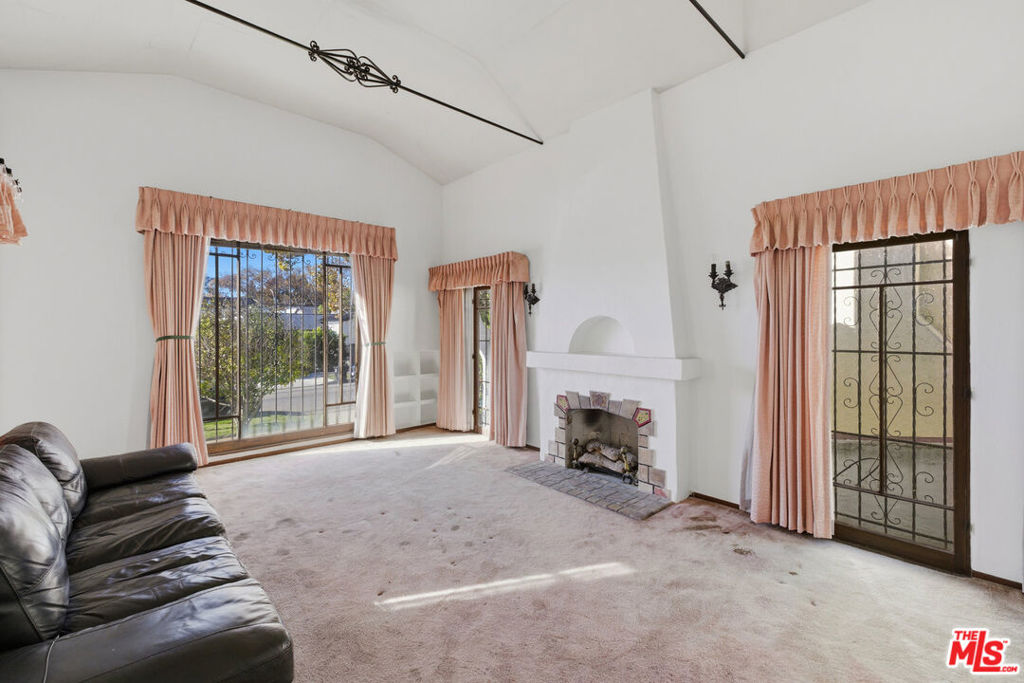 138 S La Jolla Avenue