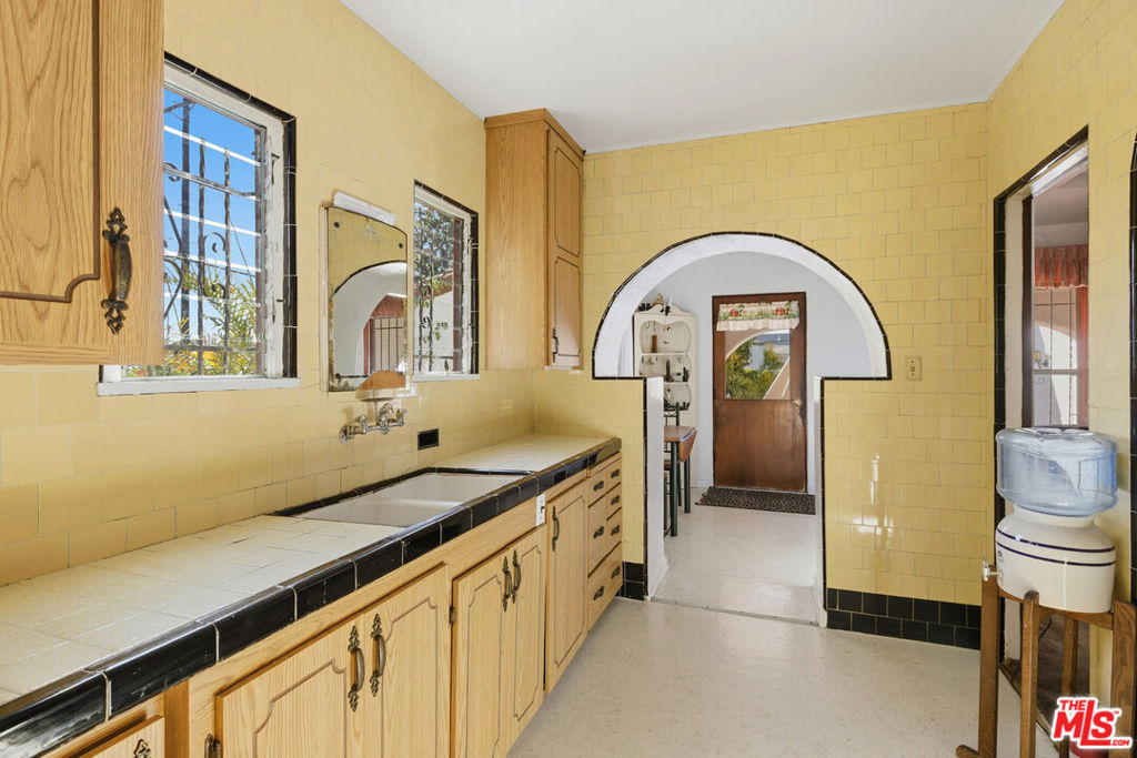 138 S La Jolla Avenue