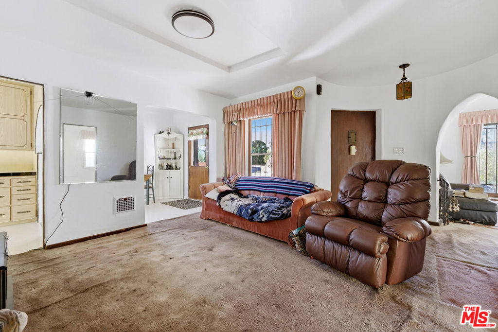 138 S La Jolla Avenue