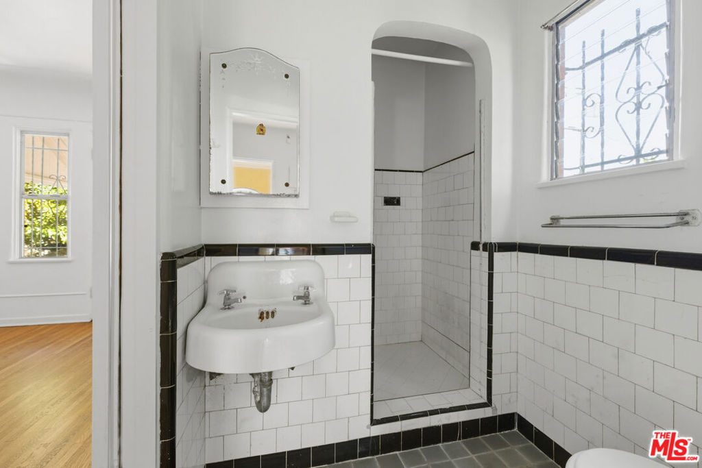 138 S La Jolla Avenue