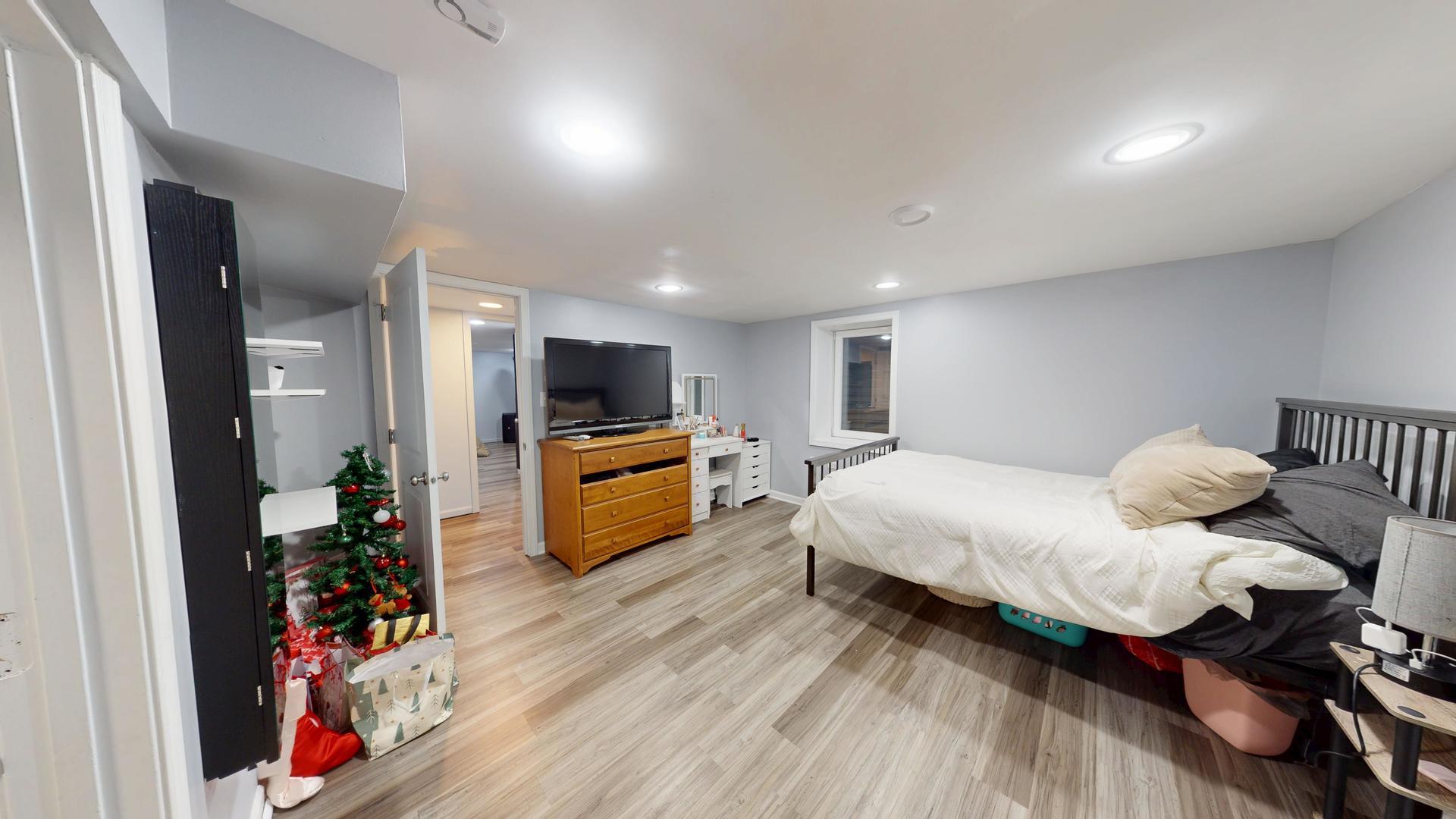 142 W Chicago Avenue