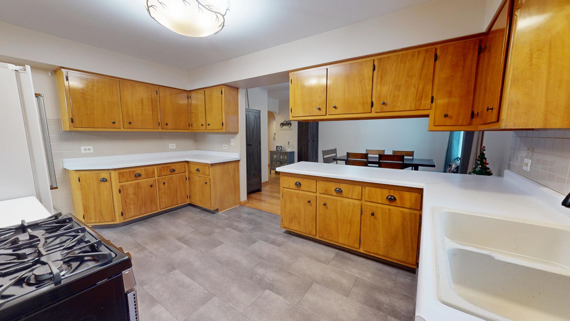 142 W Chicago Avenue