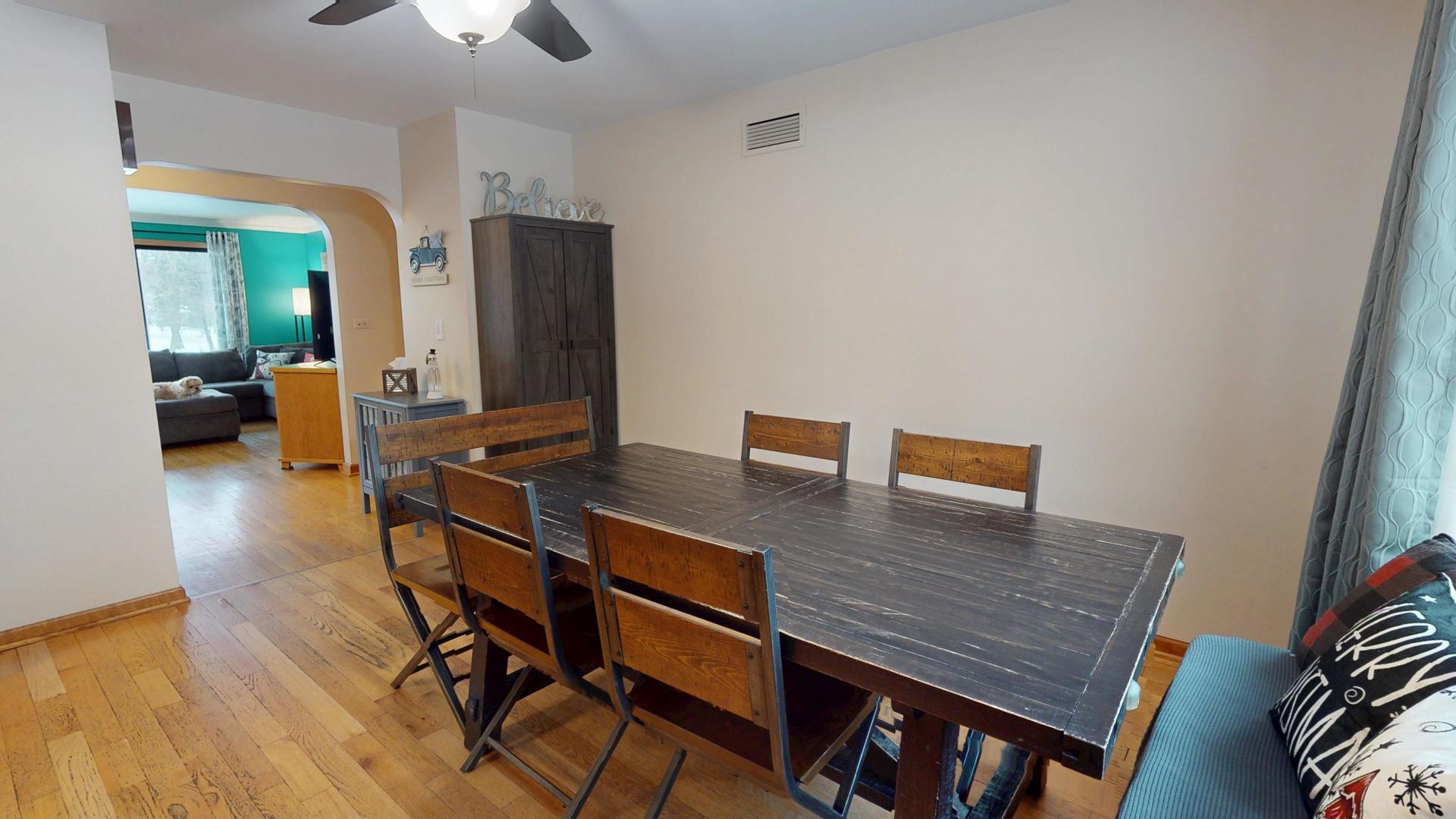 142 W Chicago Avenue