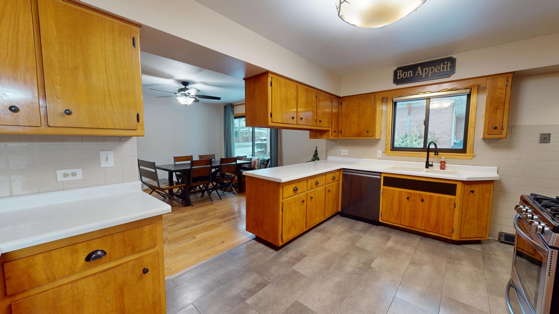 142 W Chicago Avenue