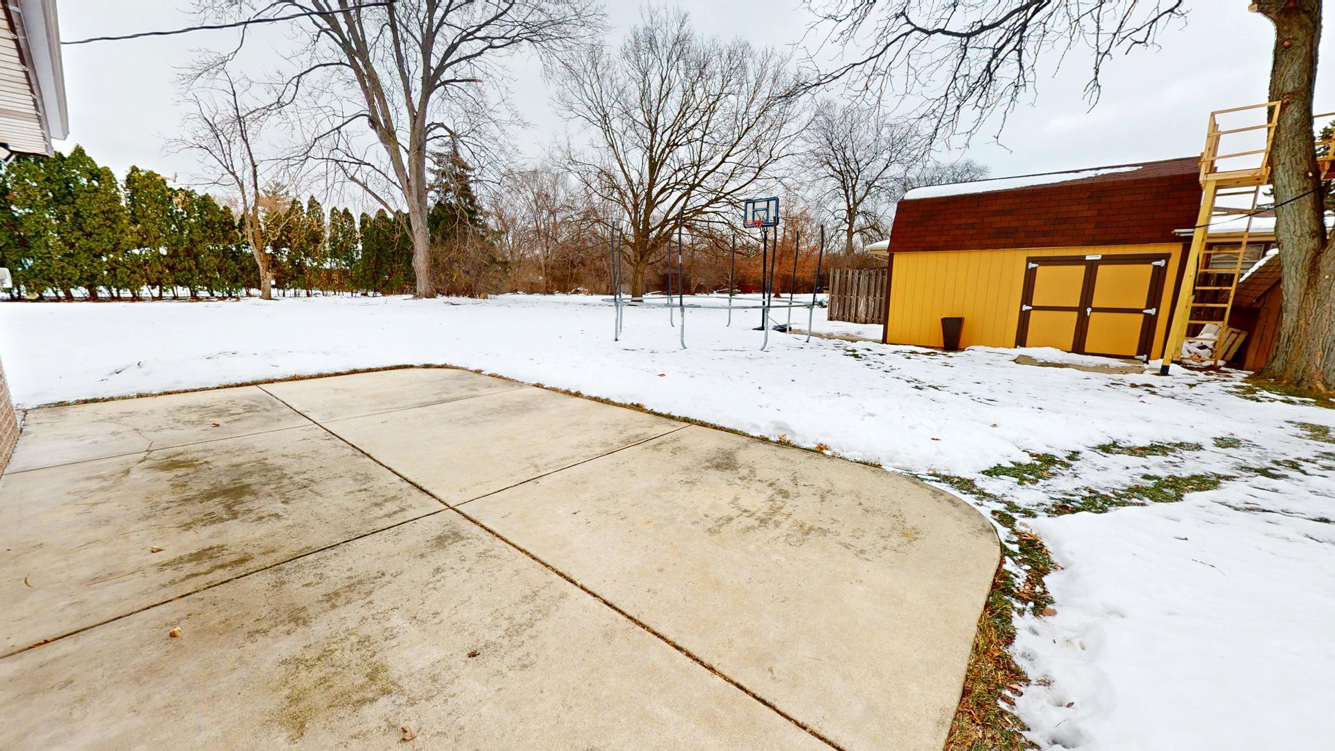 142 W Chicago Avenue