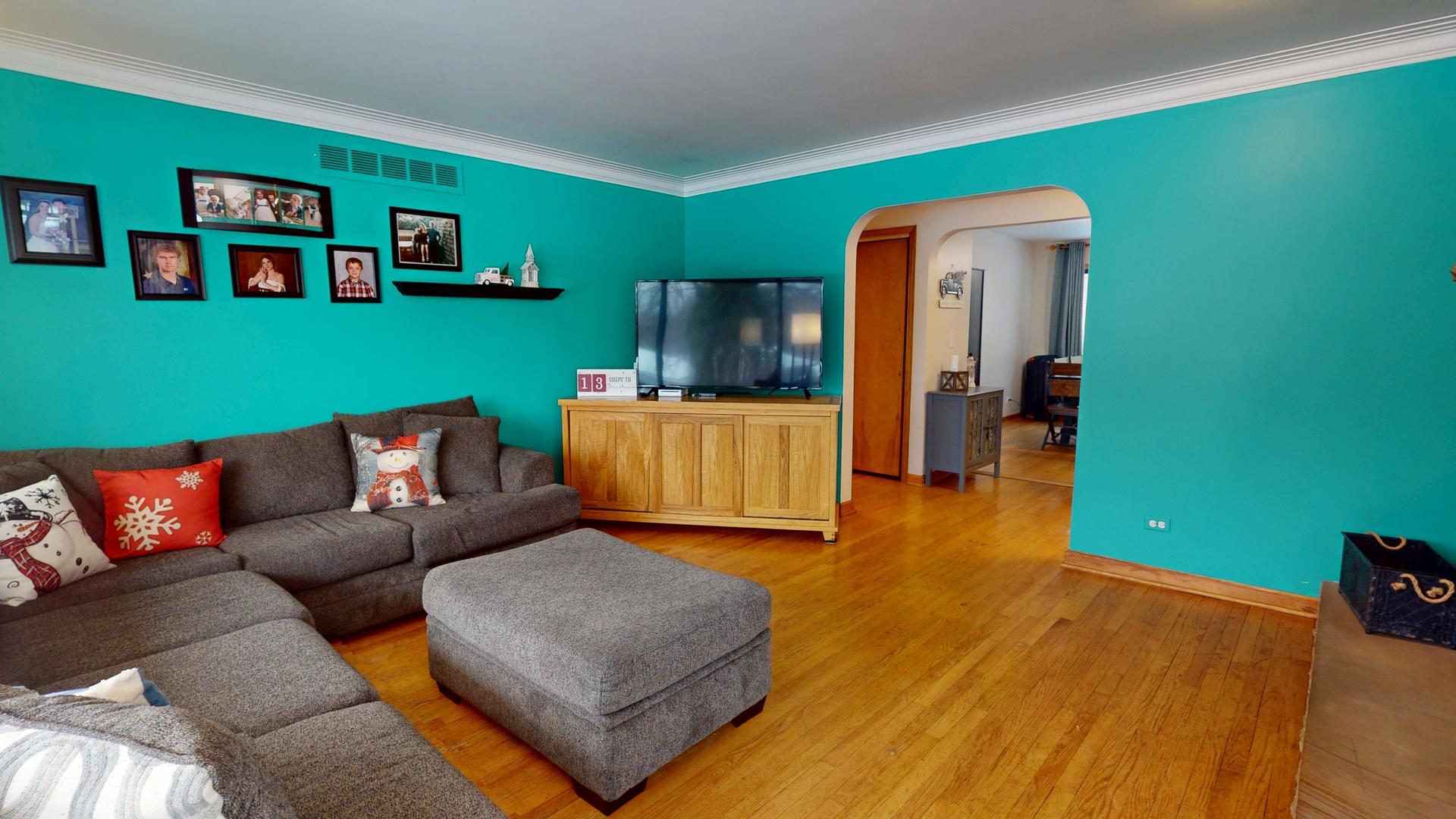 142 W Chicago Avenue