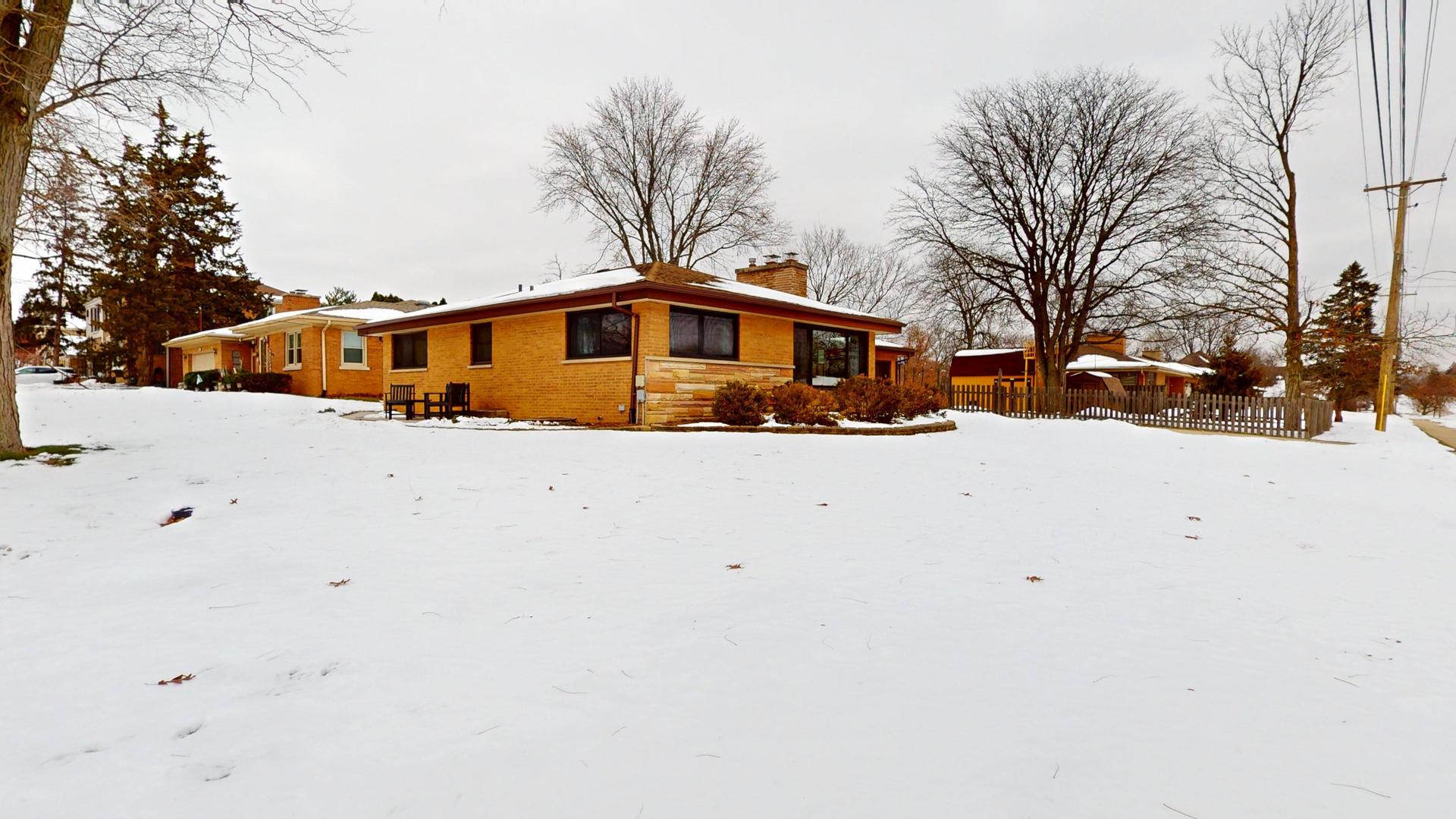 142 W Chicago Avenue