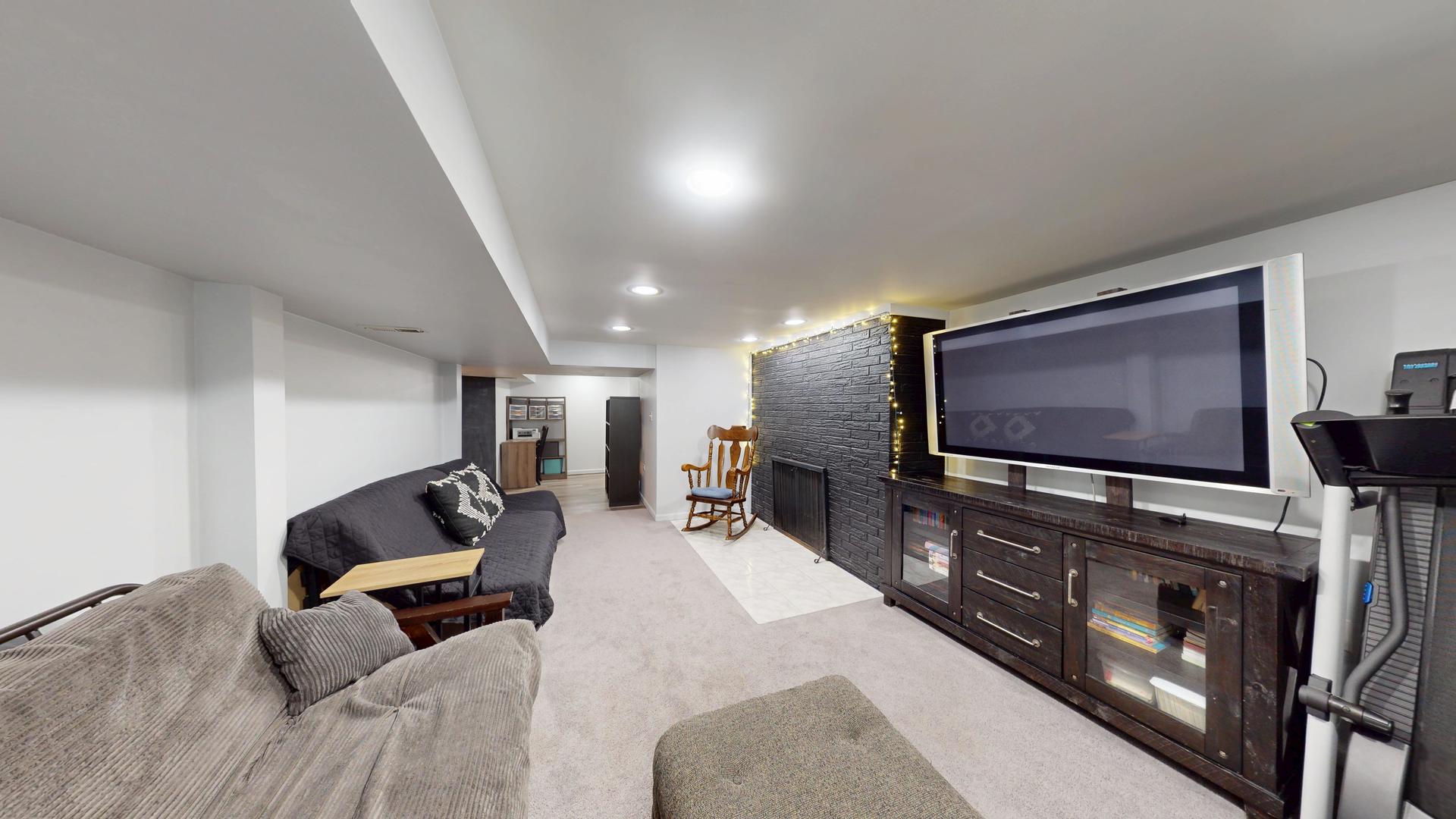 142 W Chicago Avenue