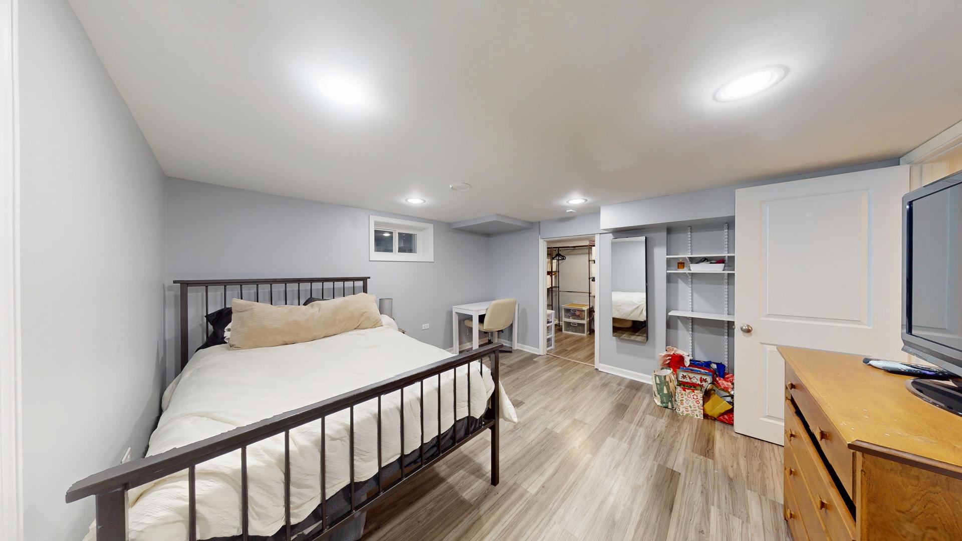 142 W Chicago Avenue